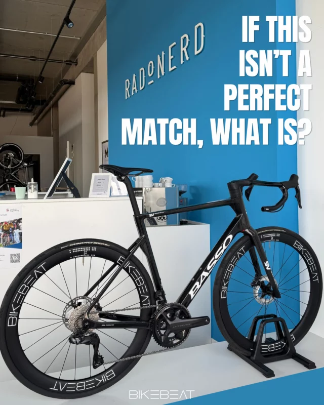 Aus den heiligen Hallen unserer Händlerin Frauke von @radonerd.cc hat uns ein echtes Schmuckstück aus Regensburg erreicht. 🤍🔥⁠
⁠
Ein wunderschönes Basso SV mit weißen Dekoren trifft auf unseren BikeBeat Überflieger PRO 50 – natürlich ebenfalls mit perfekt abgestimmten weißen Decals.⁠ Übrigens jetzt auch so im Fachhandel zu bekommen.⁠
⁠
Und was sollen wir sagen: **If this isn’t a perfect match, what is?** 😍⁠
⁠
Rahmen, Laufräder und Details wirken wie aus einem Guss. Genau so lieben wir es: sportlich, edel und bis ins kleinste Detail stimmig.⁠
⁠
Unser Überflieger PRO 50 - WHITE fügt sich mit seiner 50-mm-Felgenhöhe perfekt in die Linien des Basso ein und macht diesen Aufbau zu einem echten Gesamtbild.⁠
⁠
Ein Traum auf zwei Rädern.⁠
⁠
Ein riesiges Dankeschön an Frauke und das gesamte Team von RADONERD in Regensburg für diesen wunderschönen Aufbau. 🤍⁠
⁠
➡️ Schaut euch dieses Schmuckstück unbedingt an – und wenn ihr in der Nähe seid, schaut bei RADONERD vorbei und genießt die wunderschönen Bikes vor Ort.⁠
⁠
👉 Mehr Infos: www.bikebeat.de⁠
⁠
------------------------⁠
⁠
Straight from the sacred halls of our dealer Frauke at @radonerd.cc, this absolute beauty from Regensburg made its way to us. 🤍🔥⁠
⁠
A stunning Basso SV with white details meets our BikeBeat Überflieger PRO 50 – of course finished with perfectly matching white decals.⁠
⁠
And what can we say: If this isn’t a perfect match, what is? 😍⁠
⁠
Frame, wheels and details come together as one perfectly balanced setup. Exactly how we like it: sporty, elegant and beautifully coordinated down to the smallest detail.⁠
⁠
With its 50 mm rim depth, our Überflieger PRO 50 fits perfectly into the lines of the Basso and completes the entire build.⁠
⁠
A dream on two wheels. ✨⁠
⁠
A huge thank you to Frauke and the whole team at RADONERD in Regensburg for this beautiful build. 🤍⁠
⁠
➡️ Take a closer look at this beauty – and if you're nearby, make sure to stop by RADONERD and enjoy some truly stunning bikes in person.⁠
⁠
👉 More info: www.bikebeat.de